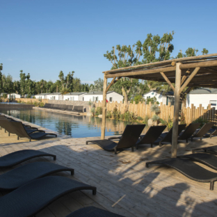 Serignan Plage Nature - Baignades - espace solarium à coté de la piscine