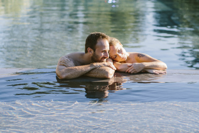 Serignan Plage Nature - Baignades - Couple dans la piscine à débordement