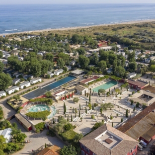 Serignan Plage Nature - Domaine - Vue a&eacute;rienne de l\'espace baln&eacute;o et de la plage
