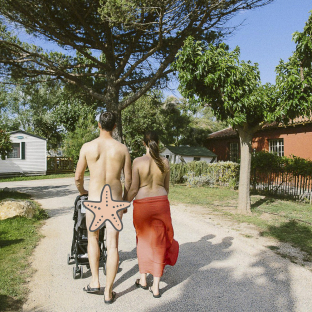 Serignan Plage Nature - Domaine - Promenade dans les allées du camping en famille