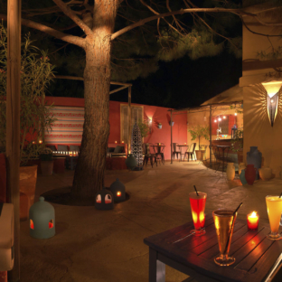 Serignan Plage Nature - Restaurant - Le patio le soir