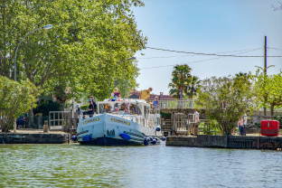 Camping Serignan Plage Herault Region Canal du Midi Ecluse Bateau