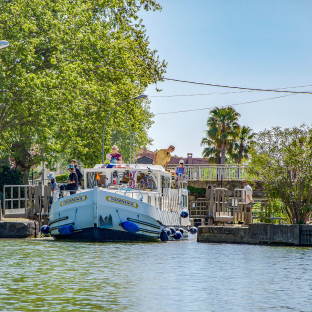 Camping Serignan Plage Herault Region Canal du Midi Ecluse Bateau