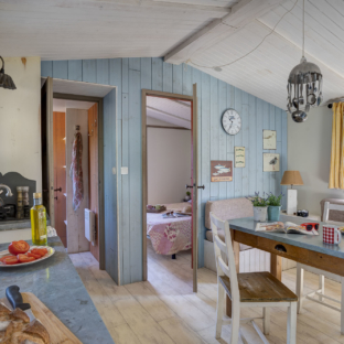 Serignan Plage Nature - Premium vissershut met 3 kam- Keuken en woonkamer